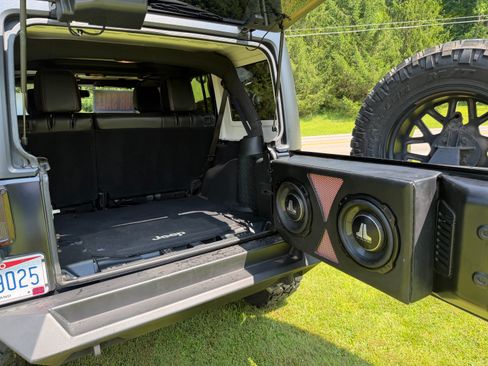 Used 2016 Jeep Wrangler Unlimited Sahara w/ Connectivity Group AWD/4WD image 12
