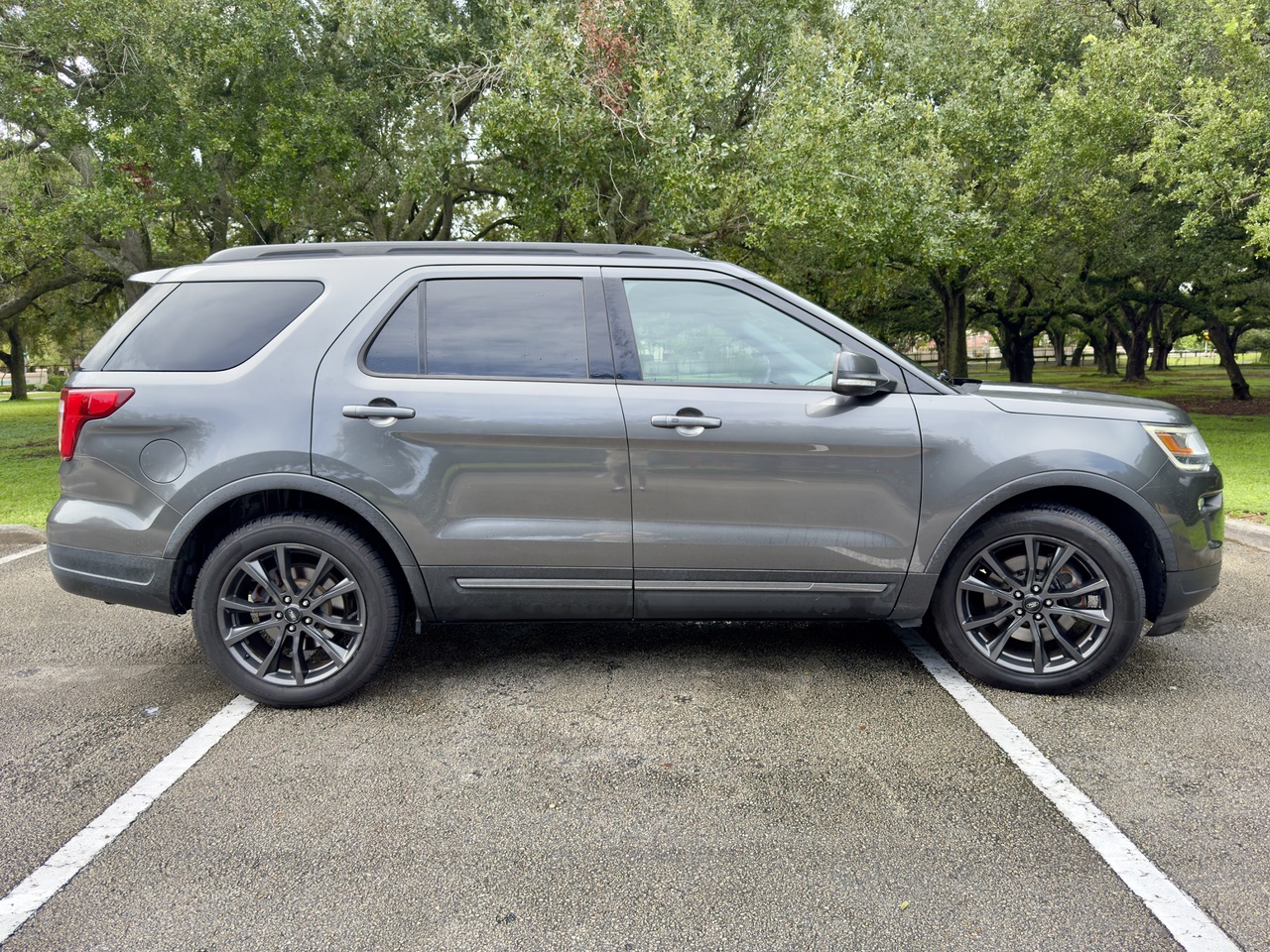 Used 2018 Ford Explorer XLT w/ Equipment Group 202A FWD image 2