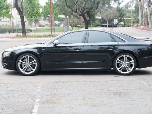 Used 2014 Audi S8 image 4