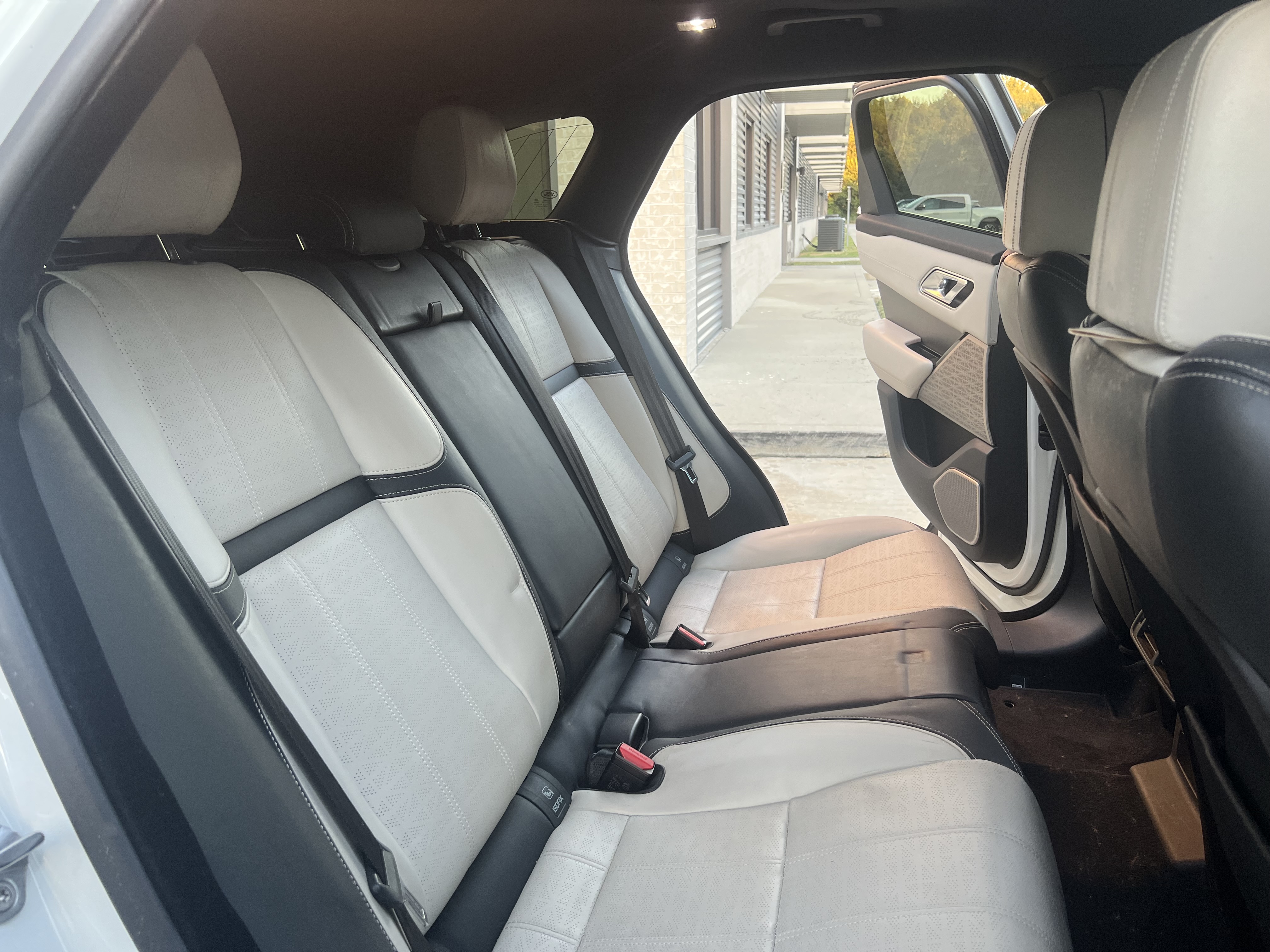 Used 2018 Land Rover Range Rover Velar R-Dynamic SE AWD/4WD image 12