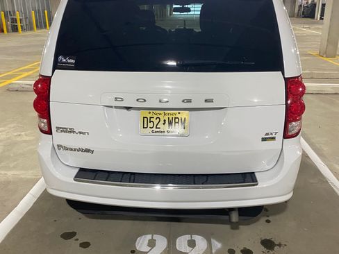 Used 2017 Dodge Grand Caravan SXT image 2