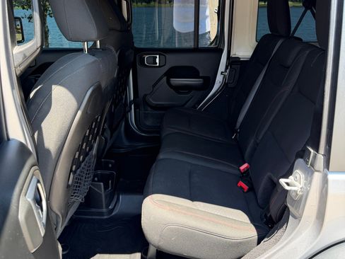 Used 2018 Jeep Wrangler Unlimited Rubicon AWD/4WD image 15