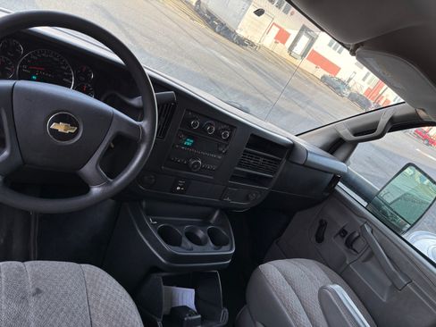 Used 2017 Chevrolet Express 4500 Extended RWD image 4