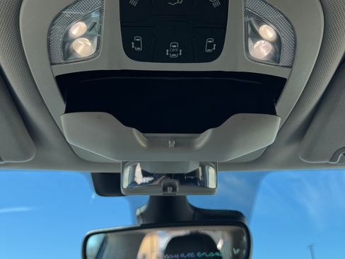 Used 2022 Chrysler Pacifica Touring-L image 15