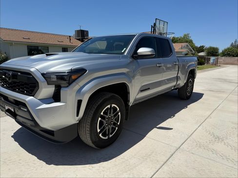Used 2024 Toyota Tacoma TRD Sport w/ TRD Sport Upgrade Package RWD image 1