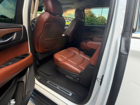 Used 2017 Cadillac Escalade ESV Luxury AWD/4WD image 12