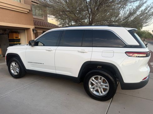 Used 2023 Jeep Grand Cherokee Laredo RWD image 2
