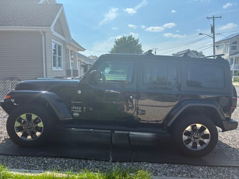 Used 2020 Jeep Wrangler Unlimited Sahara w/ LED Lighting Group AWD/4WD image 20