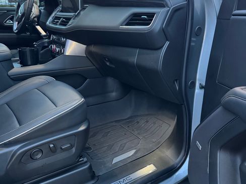 Used 2024 GMC Yukon SLT w/ SLT Premium Package image 17