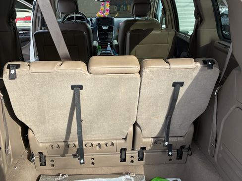 Used 2012 Chrysler Town & Country Touring-L w/ Driver Convenience Group image 6