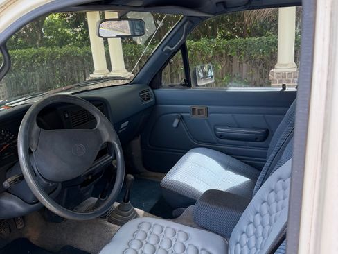 Used 1992 Toyota Pickup Deluxe AWD/4WD image 5