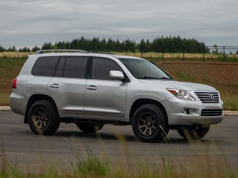 Used 2011 Lexus LX 570 4WD w/ Luxury Pkg image 6