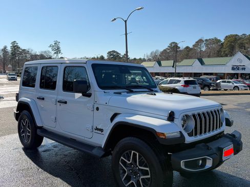 Used 2025 Jeep Wrangler Unlimited Sahara image 11