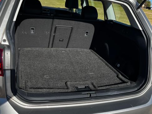 Used 2017 Volkswagen Golf SE image 11