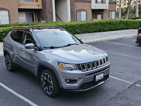 Used 2018 Jeep Compass Limited w/ Navigation Group FWD image 2
