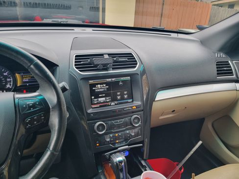 Used 2016 Ford Explorer XLT w/ Equipment Group 202A image 8