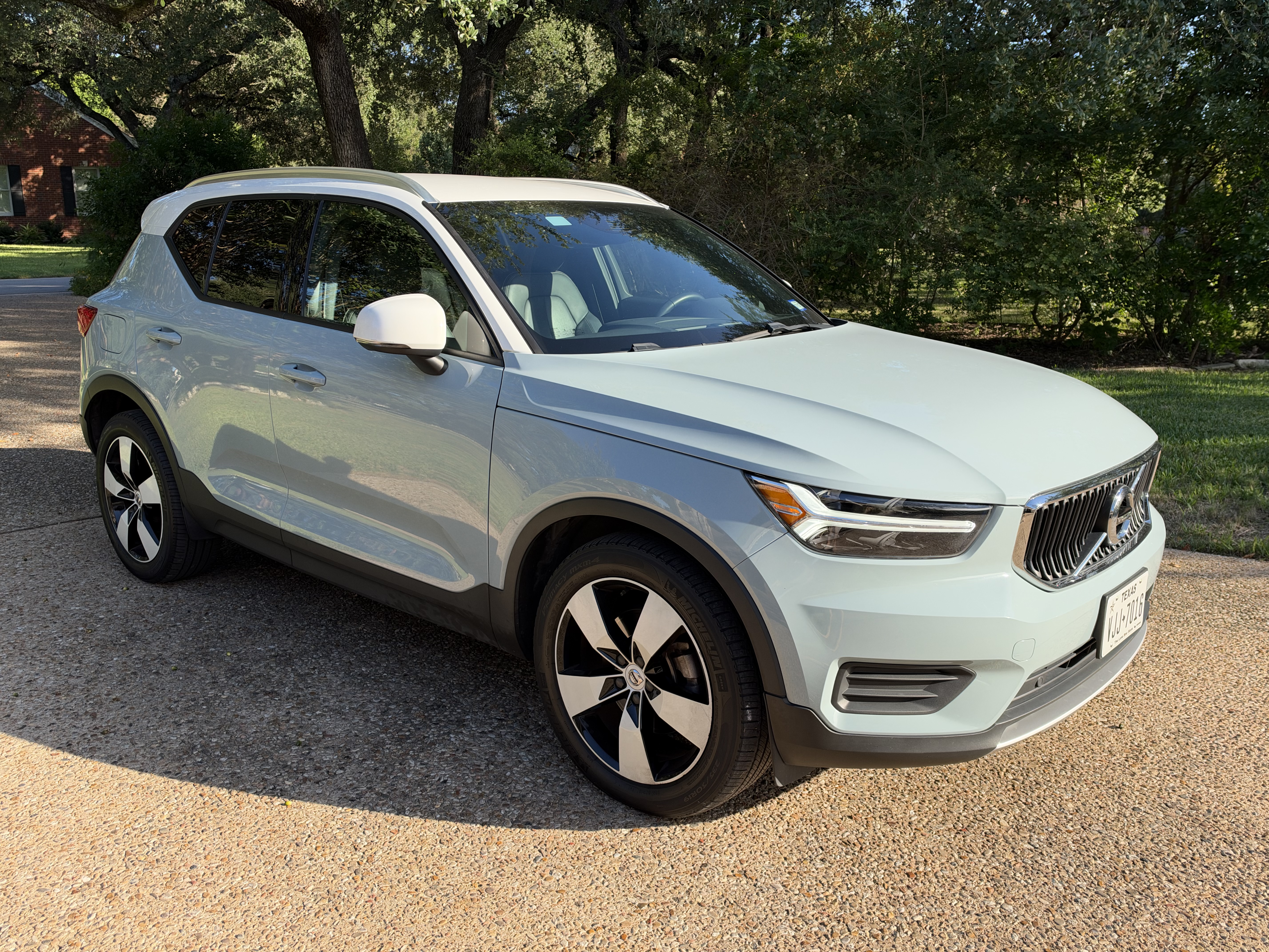 Used 2019 Volvo XC40 T5 Momentum AWD/4WD image 1