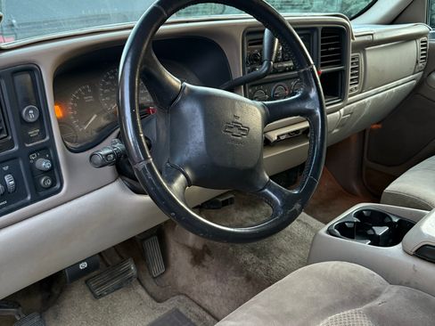 Used 2002 Chevrolet Suburban LS w/ Traction Pkg RWD image 4