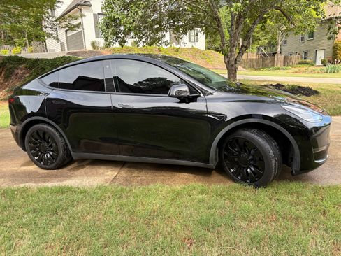 Used 2021 Tesla Model Y Long Range image 1
