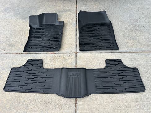 Used 2017 Jeep Grand Cherokee Laredo w/ Quick Order Package 23E image 19