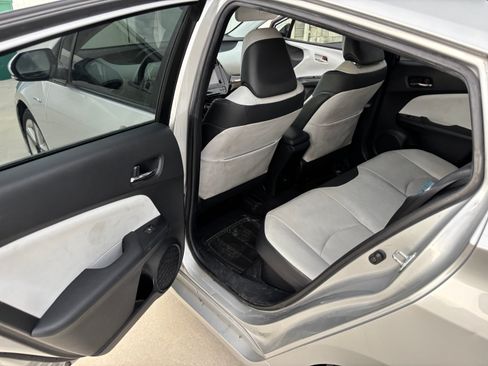 Used 2017 Toyota Prius Three Touring w/ Carpet Mat Package FWD image 11