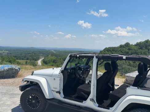 Used 2016 Jeep Wrangler Unlimited Sahara w/ Connectivity Group image 4