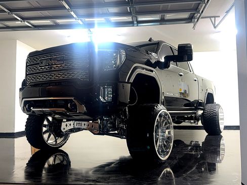 Used 2022 GMC Sierra 2500 Denali w/ Denali Black Diamond Edition image 8