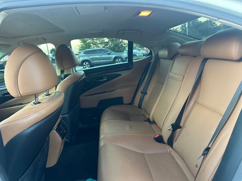 Used 2013 Lexus LS 460 w/ Comfort Pkg RWD image 9