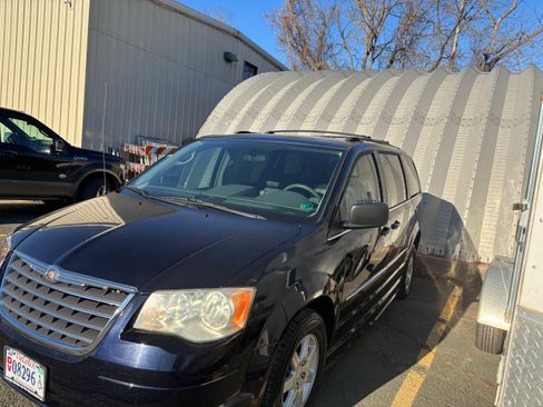 Used 2010 Chrysler Town & Country Touring w/ Heated Seat Group image 4