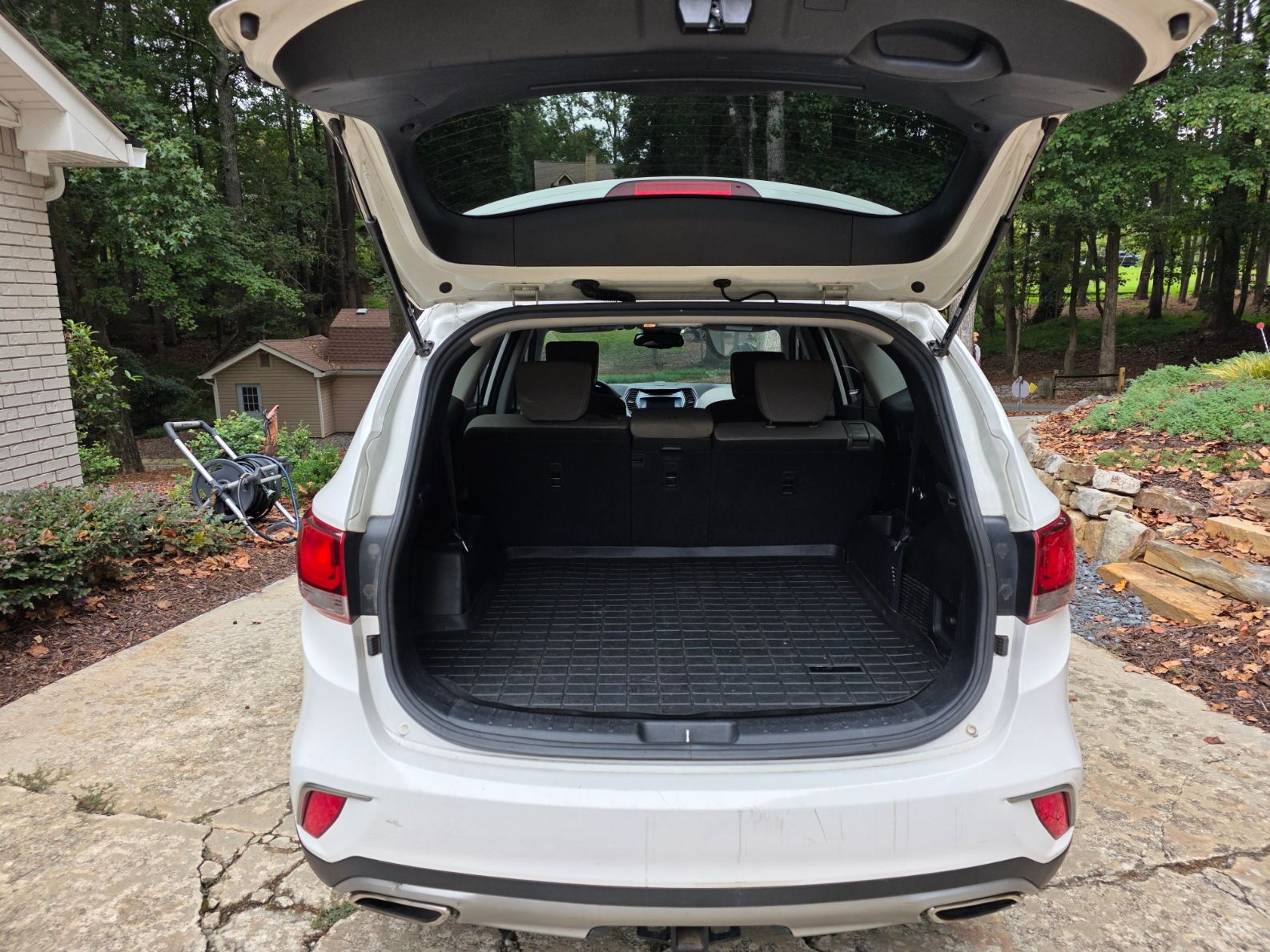 Used 2017 Hyundai Santa Fe SE FWD image 10