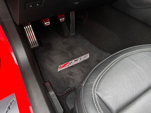 Used 2015 Chevrolet Corvette Z06 w/ 3LZ Preferred Equipment Group RWD image 24