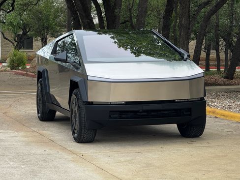 Used 2025 Tesla Cybertruck AWD Crew Cab image 20