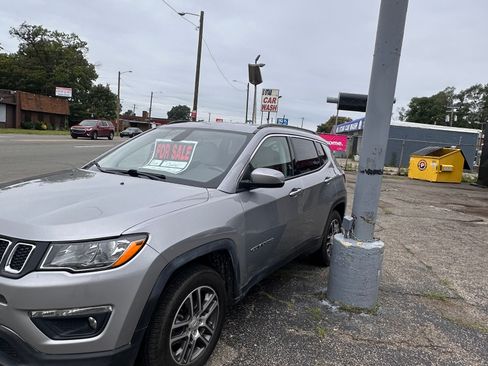 Used 2018 Jeep Compass Latitude w/ Popular Equipment Group AWD/4WD image 2