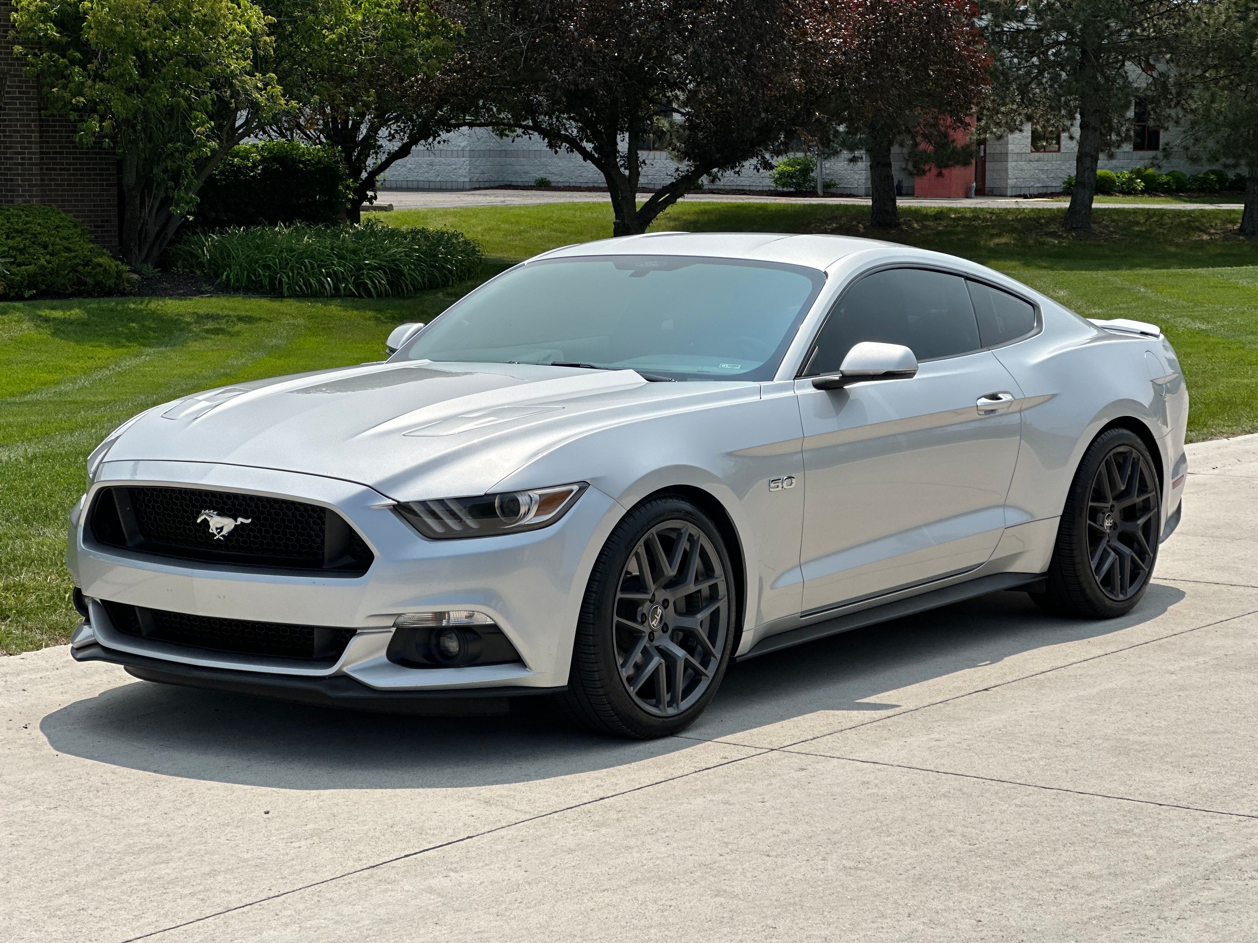 Used 2016 Ford Mustang GT Premium RWD image 1