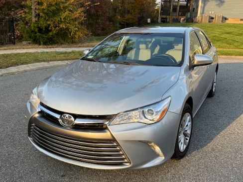 Used 2015 Toyota Camry LE image 2