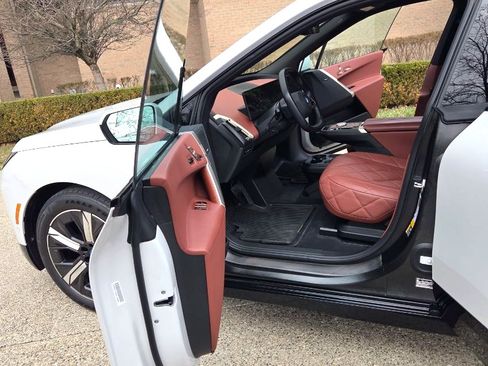 Used 2023 BMW iX xDrive50 w/ Premium Package image 11