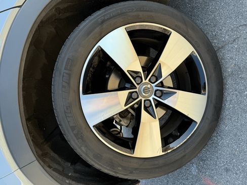 Used 2020 Volvo XC40 T5 Momentum w/ Premium Package image 18