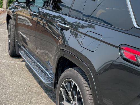 Used 2024 Jeep Grand Cherokee Summit AWD/4WD image 8