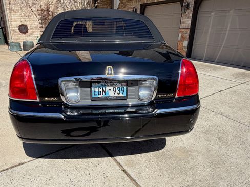 Used 2008 Lincoln Town Car Signature Limited image 25