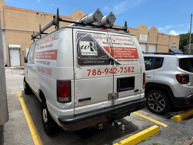 Used 2000 Ford E-250 and Econoline 250 RWD image 2