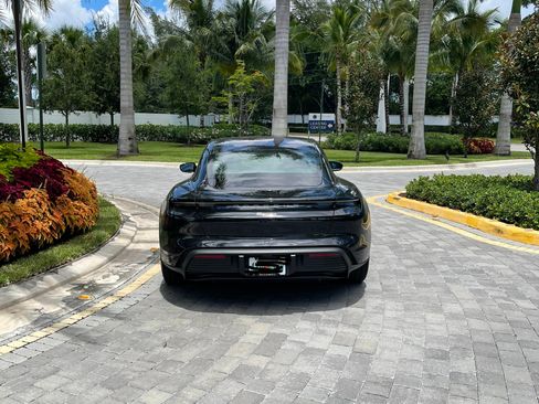 Used 2022 Porsche Taycan image 2