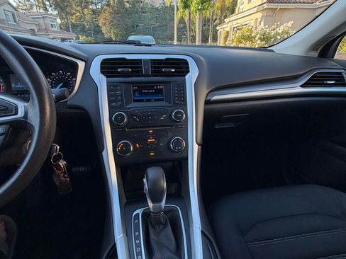 Used 2015 Ford Fusion SE FWD image 11