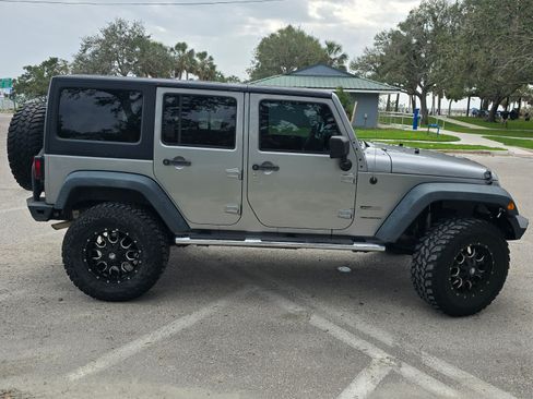Used 2013 Jeep Wrangler Unlimited Sport image 2