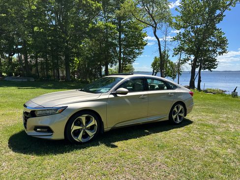Used 2018 Honda Accord Touring image 1