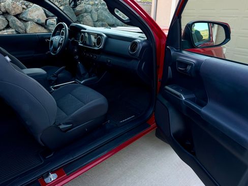 Used 2017 Toyota Tacoma TRD Sport w/ Tow Package image 10