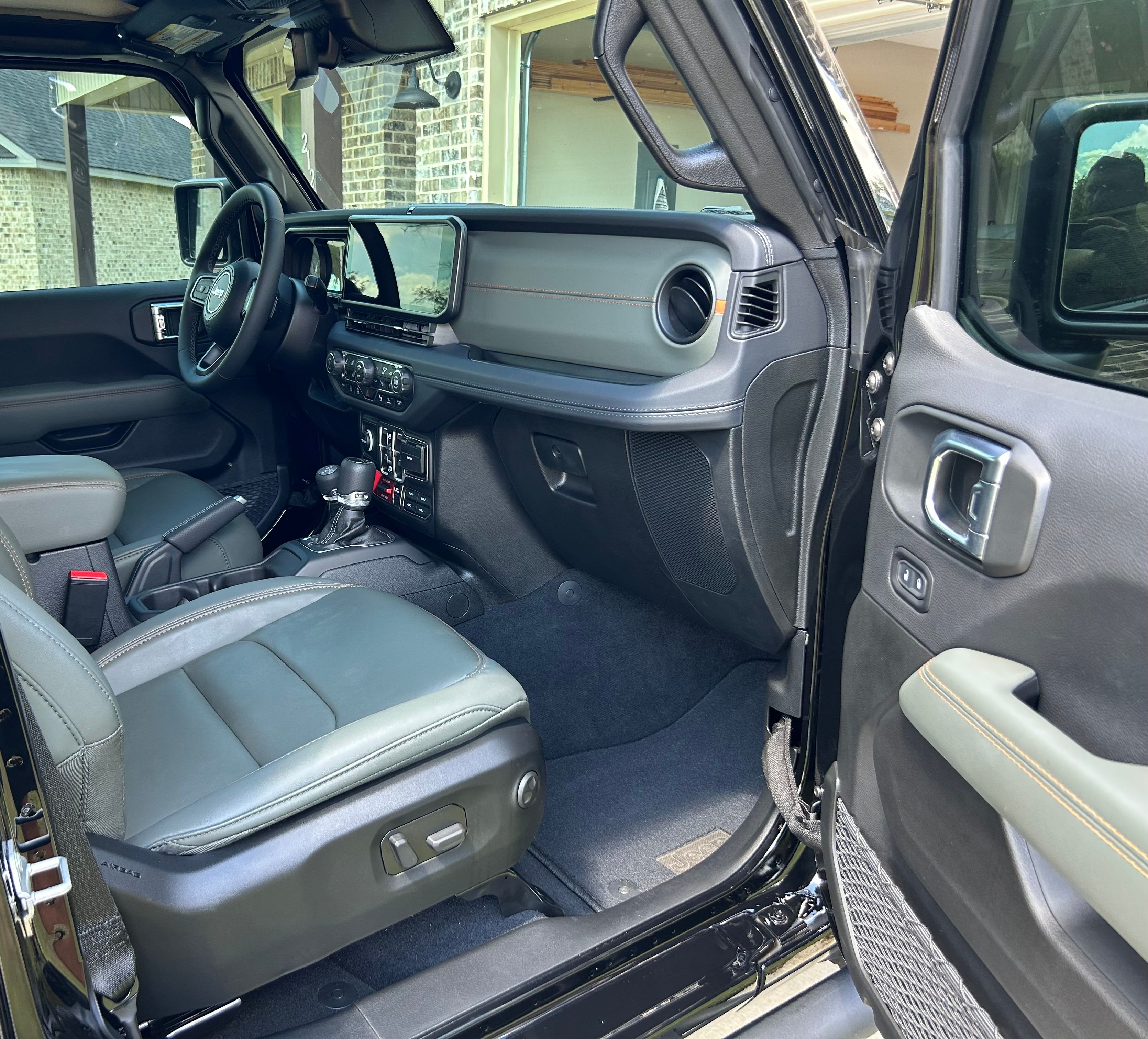 Used 2025 Jeep Gladiator Mojave AWD/4WD image 4
