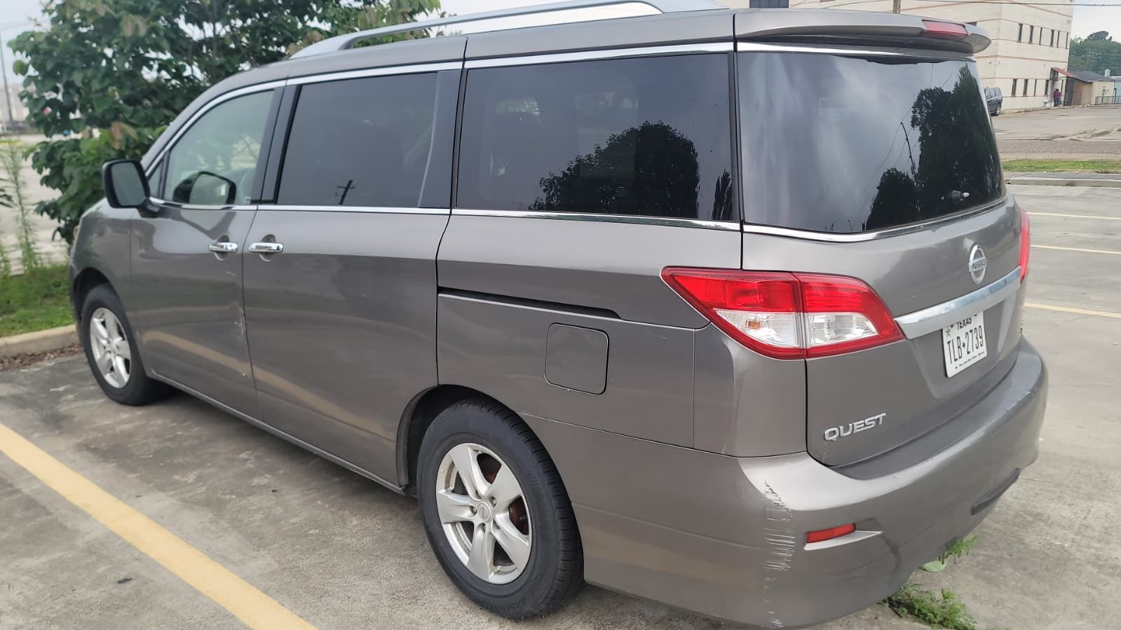Used 2017 Nissan Quest SV FWD image 2