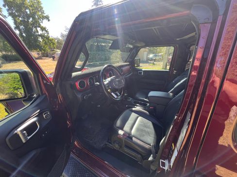 Used 2021 Jeep Gladiator Rubicon AWD/4WD image 4