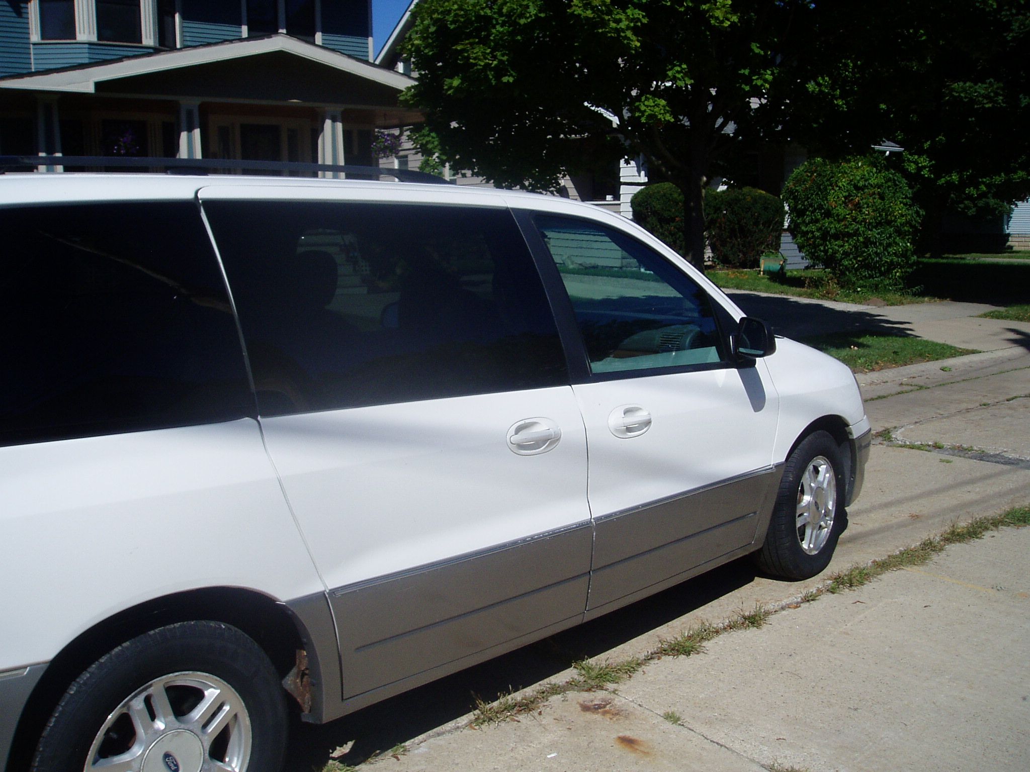 Used 2005 Ford Freestar Limited FWD image 2