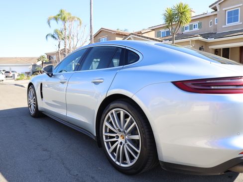 Used 2017 Porsche Panamera 4S image 8